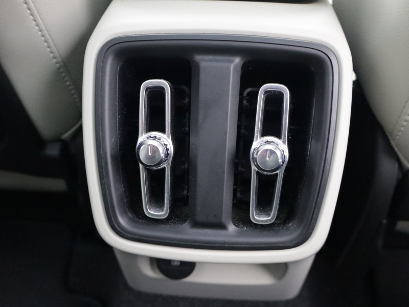 2020 (70) VOLVO XC40 2.0 B5P Inscription Pro 5dr AWD Auto 5109876