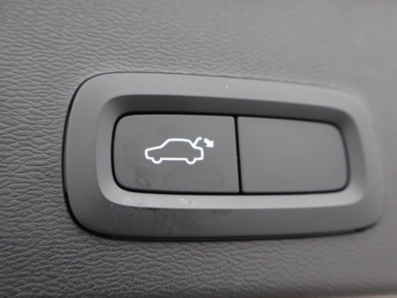 2023 (73) VOLVO XC40 2.0 B3P Core 5dr Auto 5200762