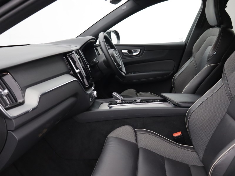 2024 (24) VOLVO XC60 2.0 B5P Plus Black Edition 5dr AWD Geartronic 5128751