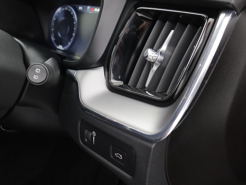 2021 (21) VOLVO XC60 2.0 B5P [250] R DESIGN 5dr AWD Geartronic 5156718