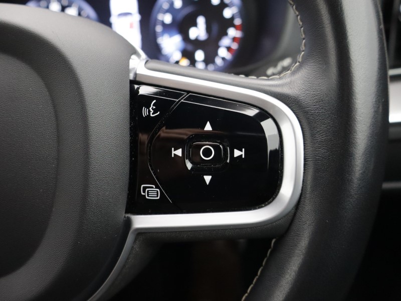 2021 (21) VOLVO XC60 2.0 B5P [250] R DESIGN 5dr AWD Geartronic 5156736