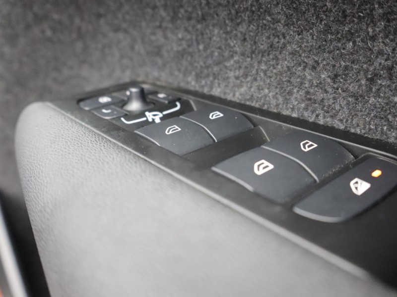 2022 (22) VOLVO XC40 1.5 T3 [163] R DESIGN 5dr Geartronic 5150973