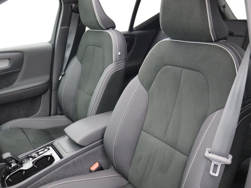 2023 (23) VOLVO XC40 2.0 B4P Ultimate Dark 5dr Auto 5165482