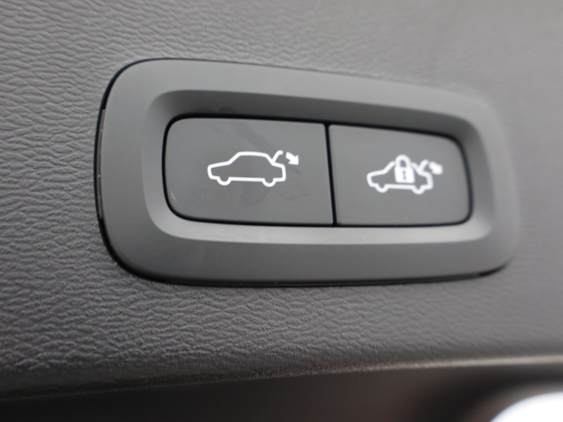 2023 (23) VOLVO XC40 2.0 B4P Ultimate Dark 5dr Auto 5165460