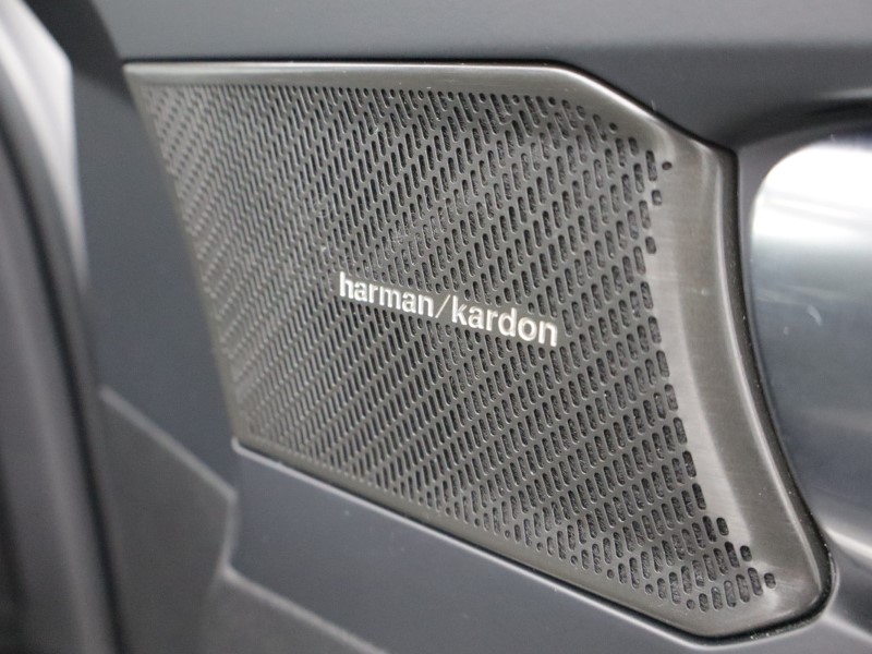 2023 (23) VOLVO XC40 2.0 B4P Ultimate Dark 5dr Auto 5165471