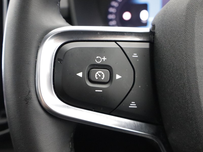 2023 (23) VOLVO XC40 2.0 B4P Ultimate Dark 5dr Auto 5165492