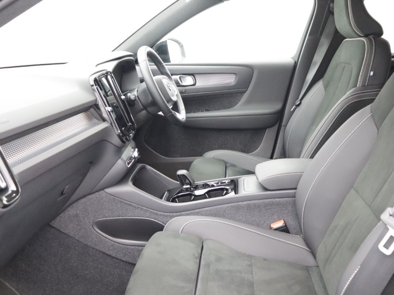 2023 (23) VOLVO XC40 2.0 B4P Ultimate Dark 5dr Auto 5165468