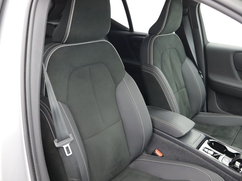 2023 (23) VOLVO XC40 2.0 B4P Ultimate Dark 5dr Auto 5165478