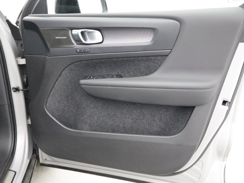 2023 (23) VOLVO XC40 2.0 B4P Ultimate Dark 5dr Auto 5165470