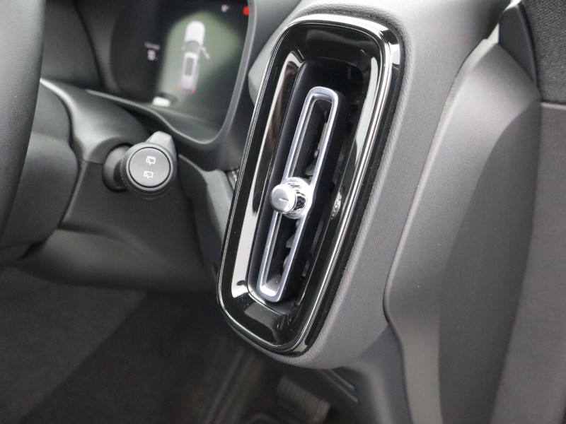 2023 (23) VOLVO XC40 2.0 B4P Ultimate Dark 5dr Auto 5165475