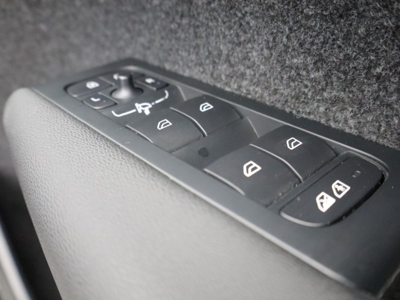 2023 (23) VOLVO XC40 2.0 B4P Ultimate Dark 5dr Auto 5165472