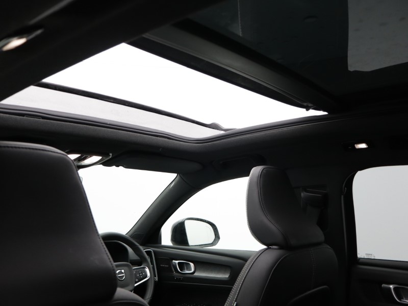 2023 (23) VOLVO XC40 2.0 B4P Ultimate Dark 5dr Auto 5165481