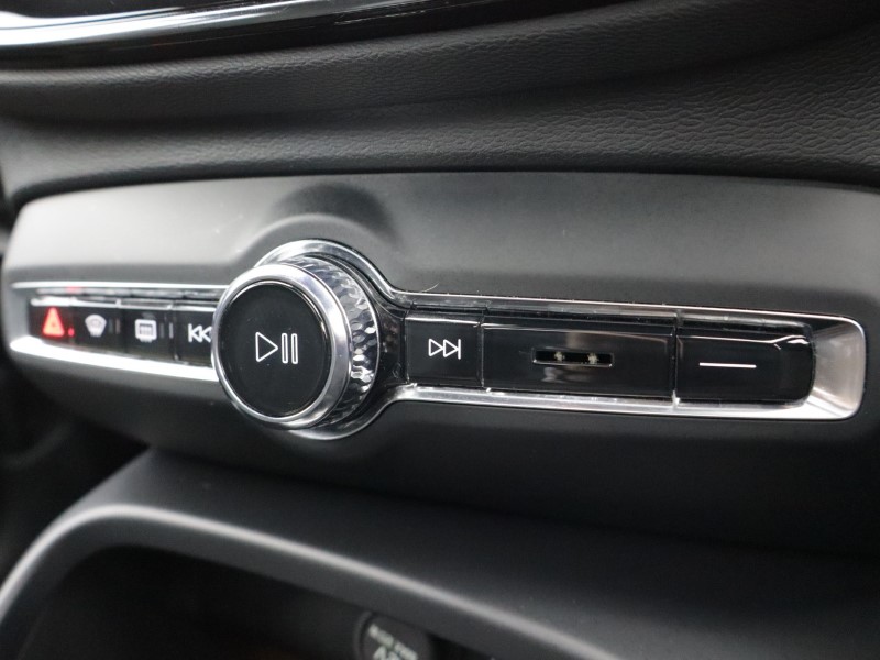 2023 (23) VOLVO XC40 2.0 B4P Ultimate Dark 5dr Auto 5165500