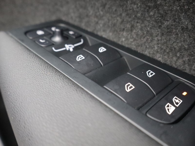 2025 (75) VOLVO XC40 2.0 B4P Ultra Dark 5dr Auto *VAT QUALIFYING* 5144766