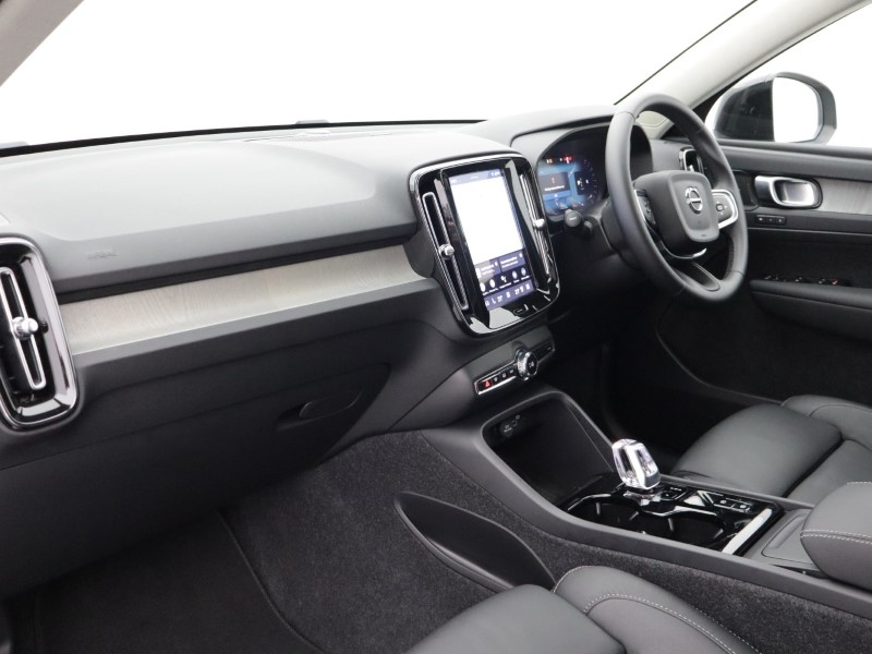 2025 (75) VOLVO XC40 2.0 B4P Ultra Dark 5dr Auto *VAT QUALIFYING* 5144774