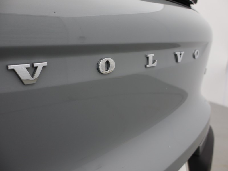 2025 (75) VOLVO XC40 2.0 B4P Ultra Dark 5dr Auto *VAT QUALIFYING* 5144748