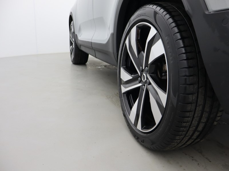 2025 (75) VOLVO XC40 2.0 B4P Ultra Dark 5dr Auto *VAT QUALIFYING* 5144755