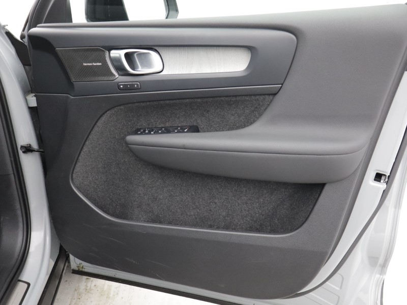 2025 (75) VOLVO XC40 2.0 B4P Ultra Dark 5dr Auto *VAT QUALIFYING* 5144764