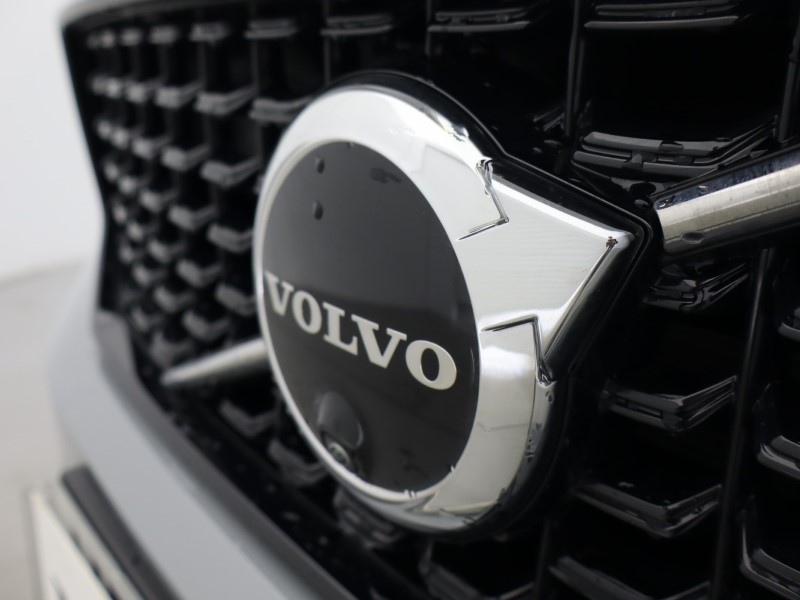 2025 (75) VOLVO XC40 2.0 B4P Ultra Dark 5dr Auto *VAT QUALIFYING* 5144744