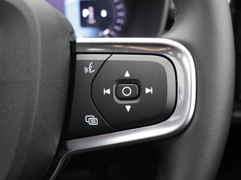 2025 (75) VOLVO XC40 2.0 B4P Ultra Dark 5dr Auto *VAT QUALIFYING* 5144780