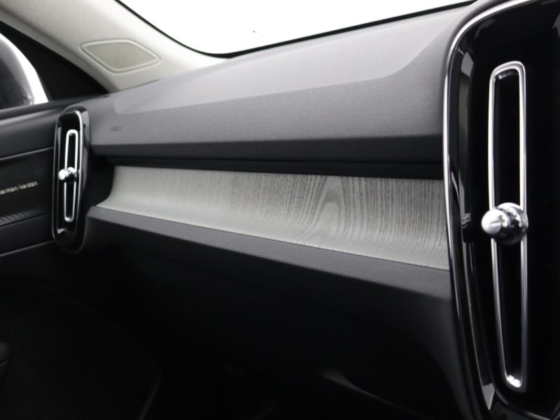 2025 (75) VOLVO XC40 2.0 B4P Ultra Dark 5dr Auto *VAT QUALIFYING* 5144791