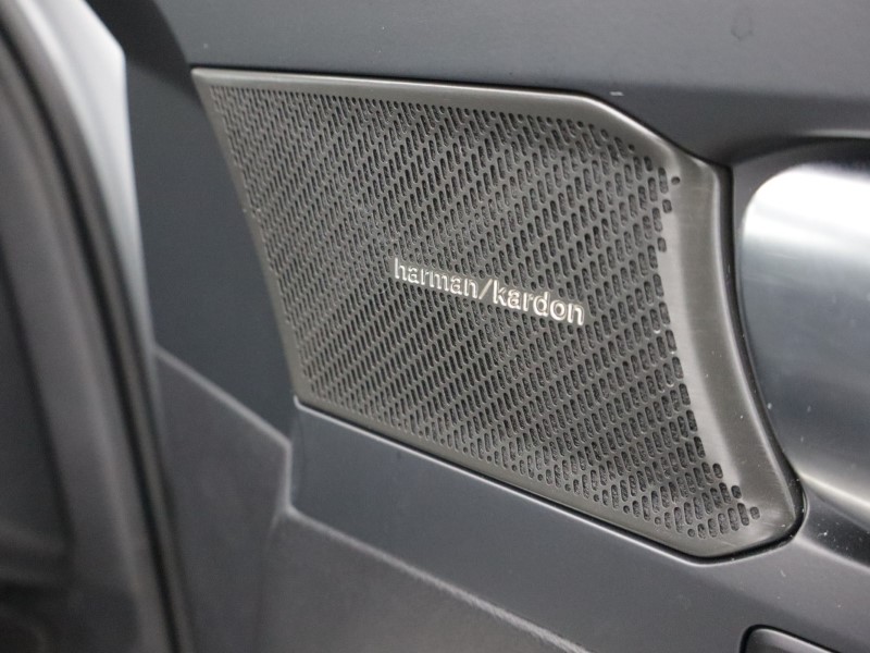 2025 (75) VOLVO XC40 2.0 B4P Ultra Dark 5dr Auto *VAT QUALIFYING* 5144765