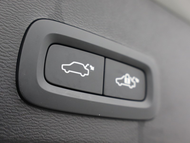 2025 (75) VOLVO XC40 2.0 B4P Ultra Dark 5dr Auto *VAT QUALIFYING* 5144751