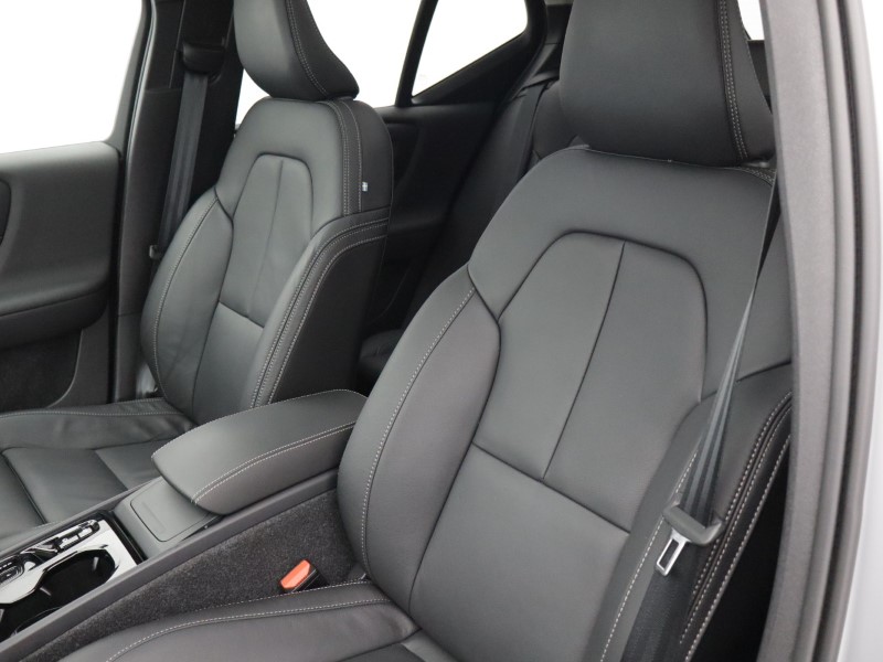 2025 (75) VOLVO XC40 2.0 B4P Ultra Dark 5dr Auto *VAT QUALIFYING* 5144773