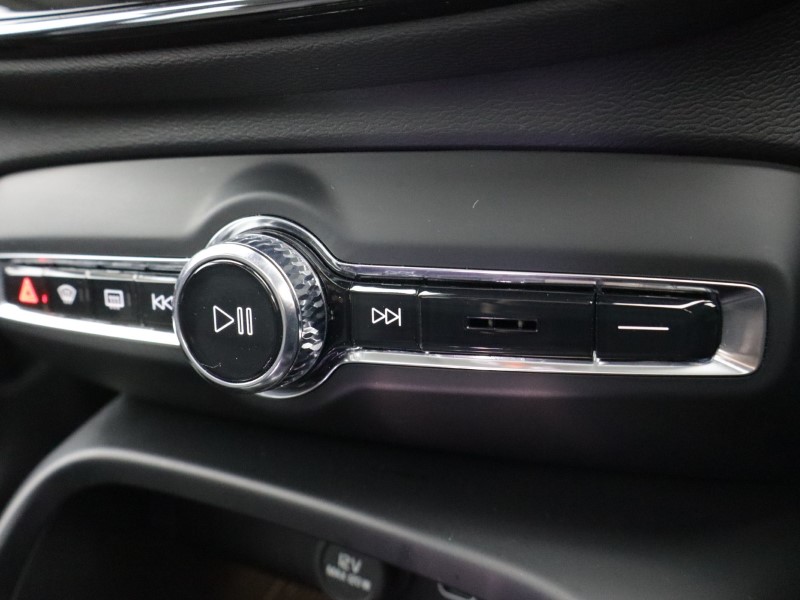 2025 (75) VOLVO XC40 2.0 B4P Ultra Dark 5dr Auto *VAT QUALIFYING* 5144788