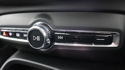 2025 (75) VOLVO XC40 2.0 B4P Ultra Dark 5dr Auto *VAT QUALIFYING* 5144788