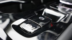 2025 (75) VOLVO XC40 2.0 B4P Ultra Dark 5dr Auto *VAT QUALIFYING* 5144790