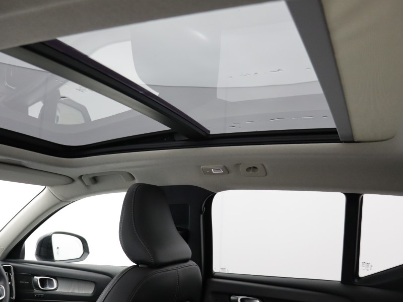 2025 (75) VOLVO XC40 2.0 B4P Ultra Dark 5dr Auto *VAT QUALIFYING* 5144756