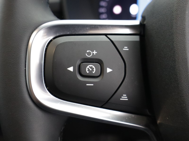 2025 (75) VOLVO XC40 2.0 B4P Ultra Dark 5dr Auto *VAT QUALIFYING* 5223486