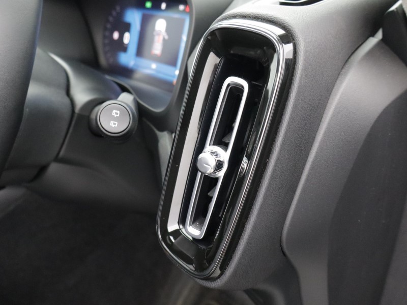 2025 (75) VOLVO XC40 2.0 B4P Ultra Dark 5dr Auto *VAT QUALIFYING* 5223471