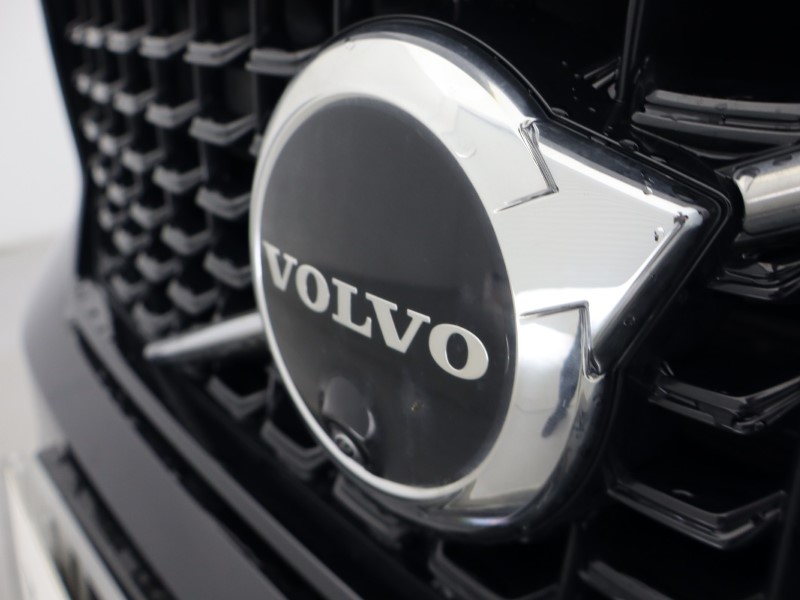2025 (75) VOLVO XC40 2.0 B4P Ultra Dark 5dr Auto *VAT QUALIFYING* 5223450