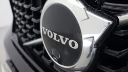 2025 (75) VOLVO XC40 2.0 B4P Ultra Dark 5dr Auto *VAT QUALIFYING* 5223450