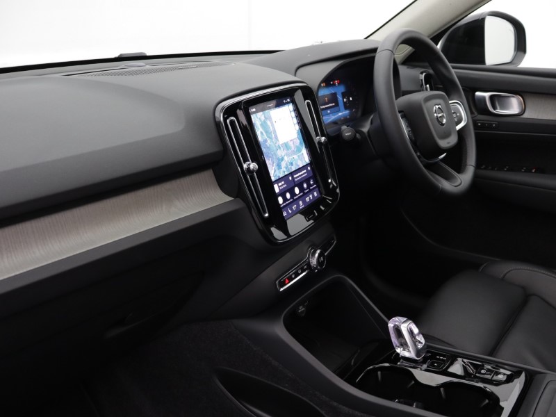 2025 (75) VOLVO XC40 2.0 B4P Ultra Dark 5dr Auto *VAT QUALIFYING* 5223478