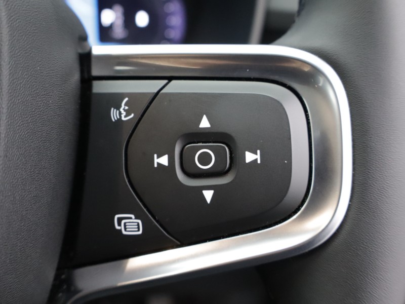 2025 (75) VOLVO XC40 2.0 B4P Ultra Dark 5dr Auto *VAT QUALIFYING* 5223487