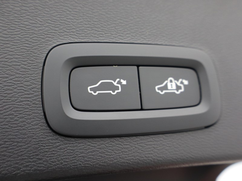 2025 (75) VOLVO XC40 2.0 B4P Ultra Dark 5dr Auto *VAT QUALIFYING* 5223460