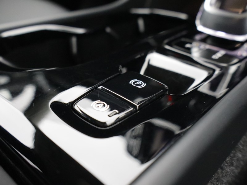 2025 (75) VOLVO XC40 2.0 B4P Ultra Dark 5dr Auto *VAT QUALIFYING* 5223497
