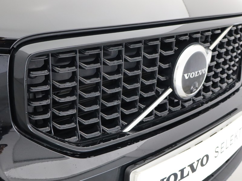 2025 (75) VOLVO XC40 2.0 B4P Ultra Dark 5dr Auto *VAT QUALIFYING* 5223448