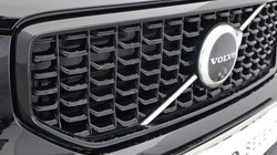 2025 (75) VOLVO XC40 2.0 B4P Ultra Dark 5dr Auto *VAT QUALIFYING* 5223448