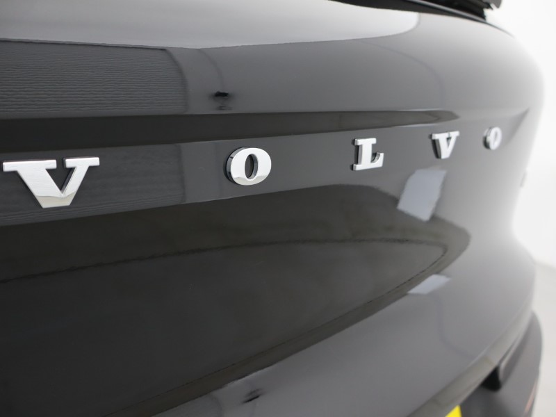 2025 (75) VOLVO XC40 2.0 B4P Ultra Dark 5dr Auto *VAT QUALIFYING* 5223454