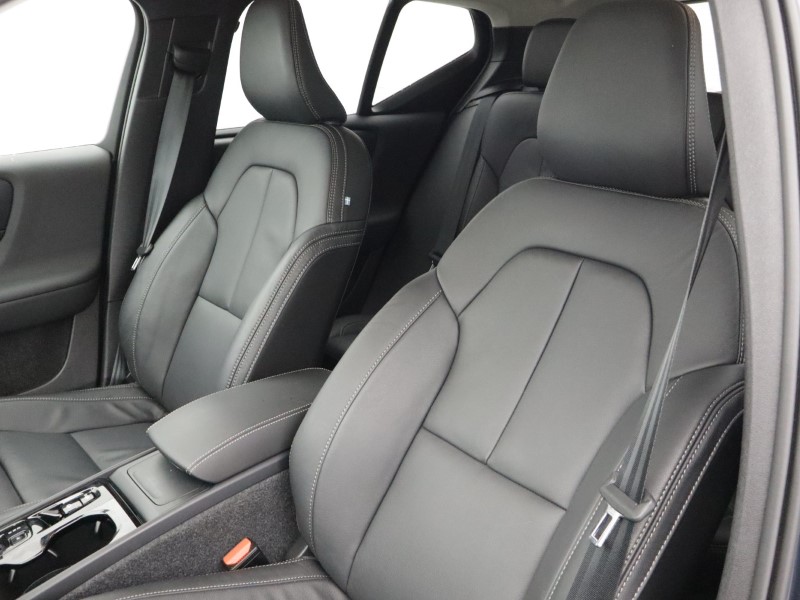 2025 (75) VOLVO XC40 2.0 B4P Ultra Dark 5dr Auto *VAT QUALIFYING* 5137957