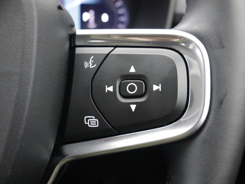 2025 (75) VOLVO XC40 2.0 B4P Ultra Dark 5dr Auto *VAT QUALIFYING* 5137970