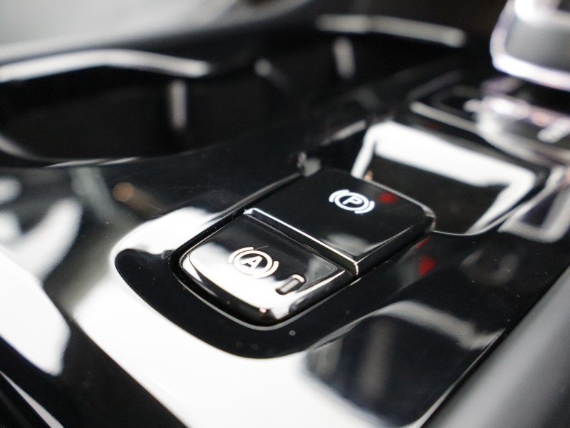 2025 (75) VOLVO XC40 2.0 B4P Ultra Dark 5dr Auto *VAT QUALIFYING* 5137979