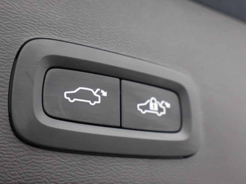 2025 (75) VOLVO XC40 2.0 B4P Ultra Dark 5dr Auto *VAT QUALIFYING* 5137949