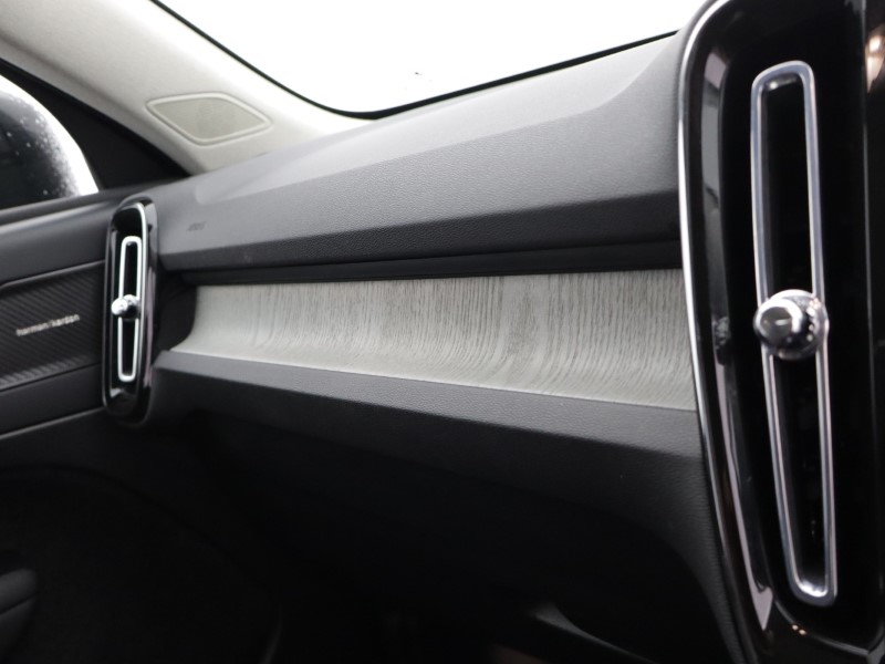 2025 (75) VOLVO XC40 2.0 B4P Ultra Dark 5dr Auto *VAT QUALIFYING* 5137980