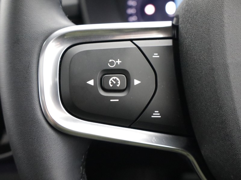 2025 (75) VOLVO XC40 2.0 B4P Ultra Dark 5dr Auto *VAT QUALIFYING* 5137969