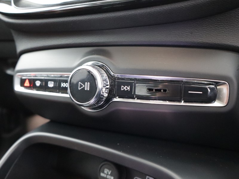 2025 (75) VOLVO XC40 2.0 B4P Ultra Dark 5dr Auto *VAT QUALIFYING* 5137977